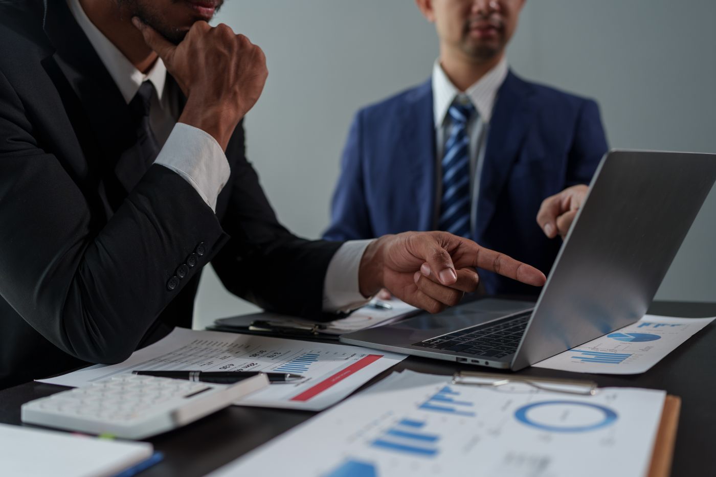 Asian Business Advisor Meeting To Analyze And Discuss The Situat - Auster Inteligência Contábil