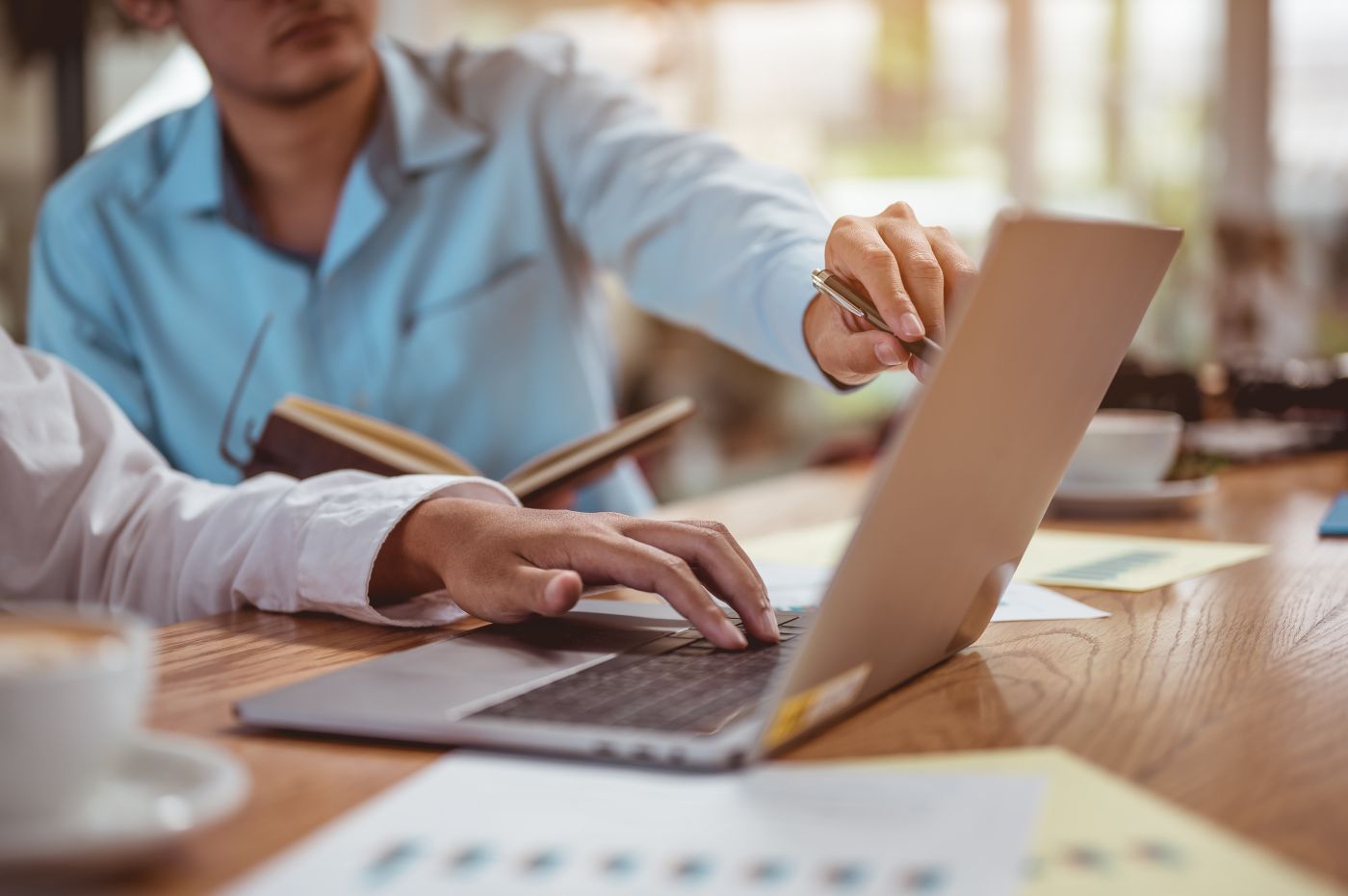 Businessman Discussing New Project Or Online Data,strategy Department In Corporate Brainstorming At Meeting Room.business Meeting Concept. - Auster Inteligência Contábil