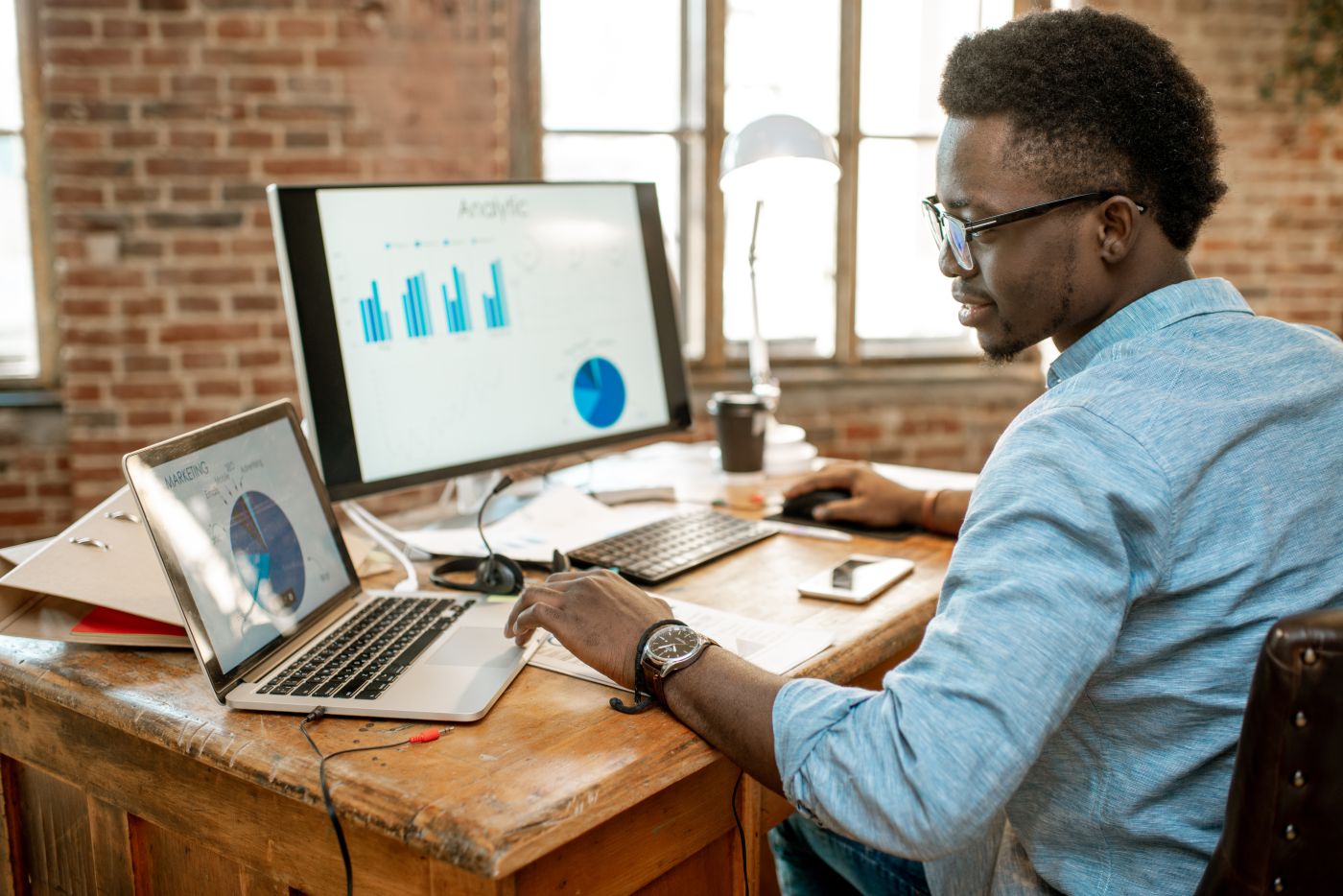 Man Working With Analytics At The Office - Auster Inteligência Contábil