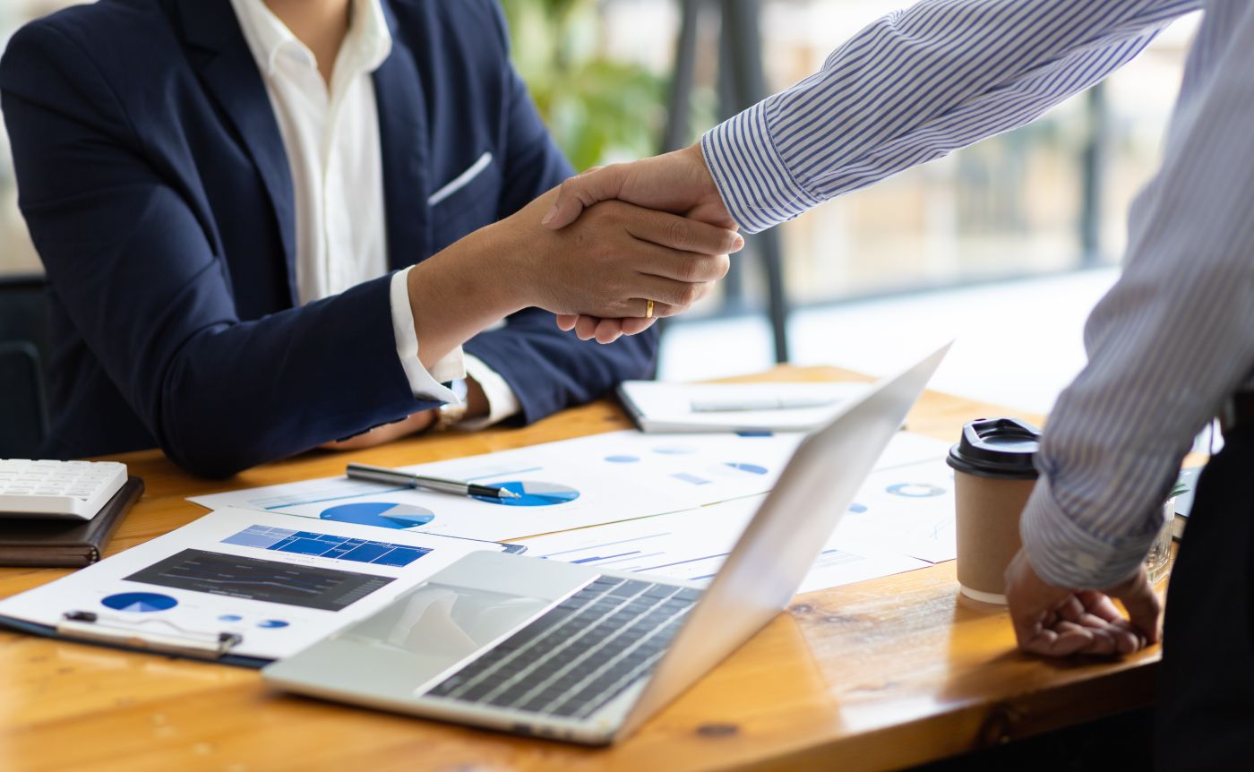 Business People Shaking Hands In Partnership Meeting And Business Cooperation. - Auster Inteligência Contábil