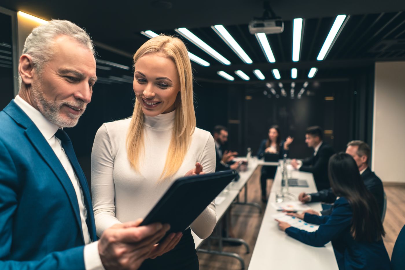 The Young Business Assistant With Her Boss. - Auster Inteligência Contábil