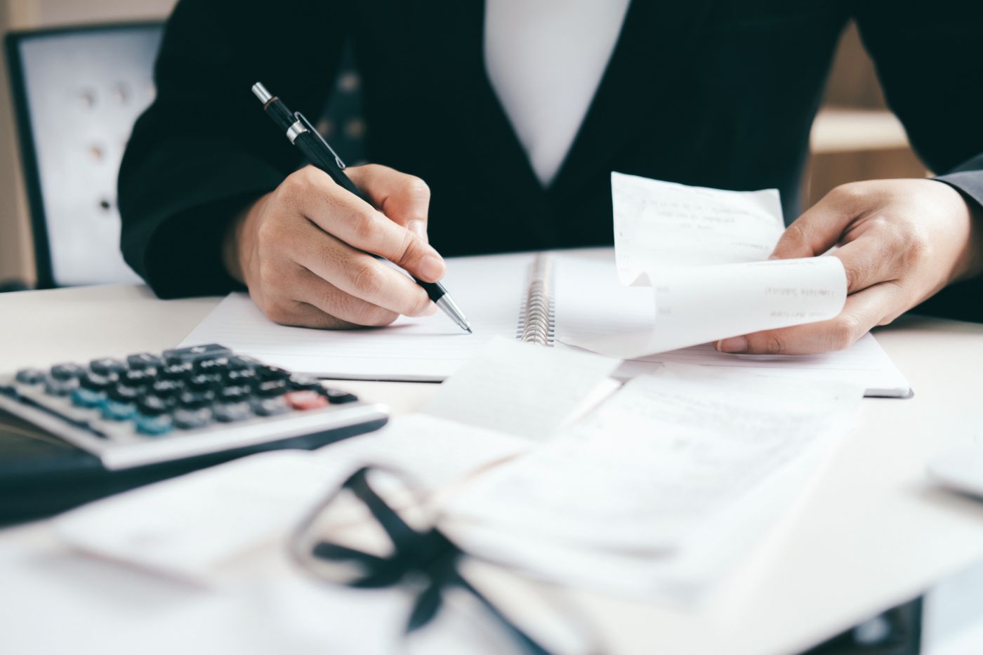 Accountant Or Banker Calculate The Cash Bill. - Auster Inteligência Contábil