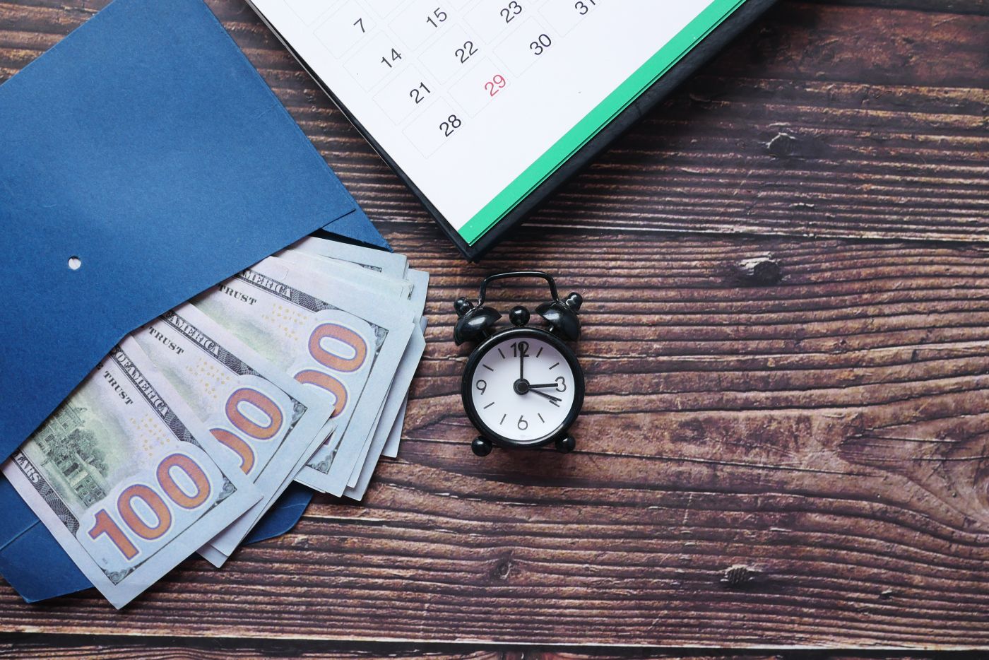 Close Up Of Cash In A Envelope , Calendar And Old Clock On Table - Auster Inteligência Contábil