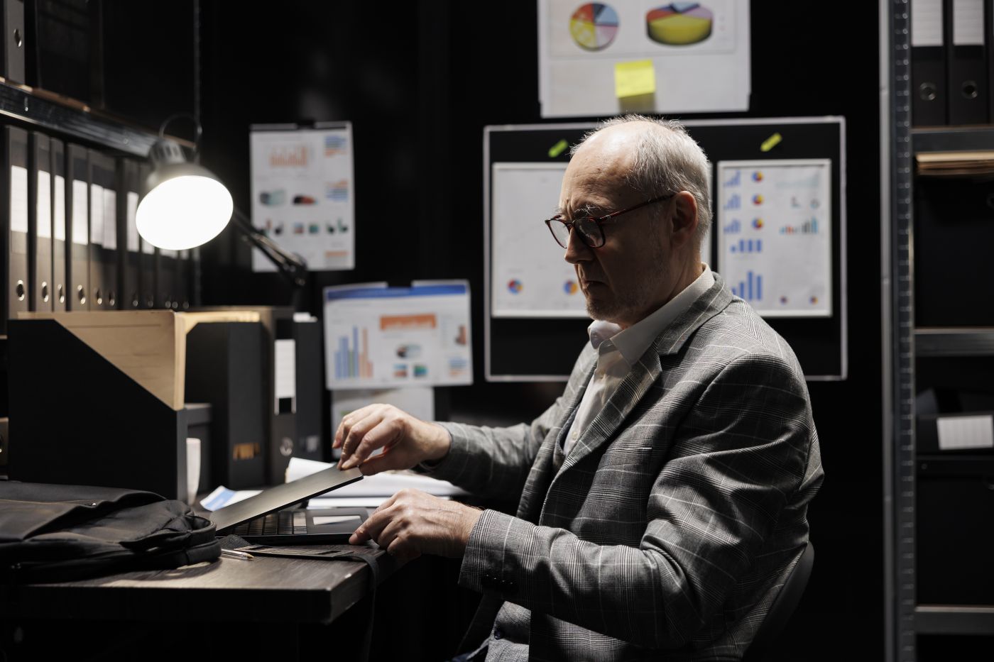 Senior Businessman Shutting Down Laptop - Auster Inteligência Contábil