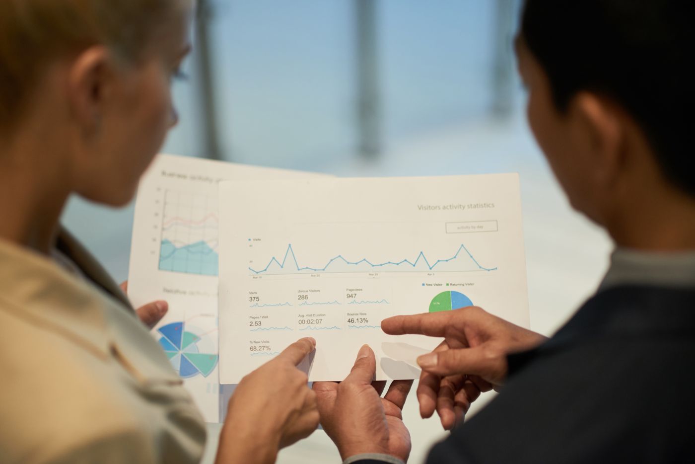 Business People Analyzing Data - Auster Inteligência Contábil