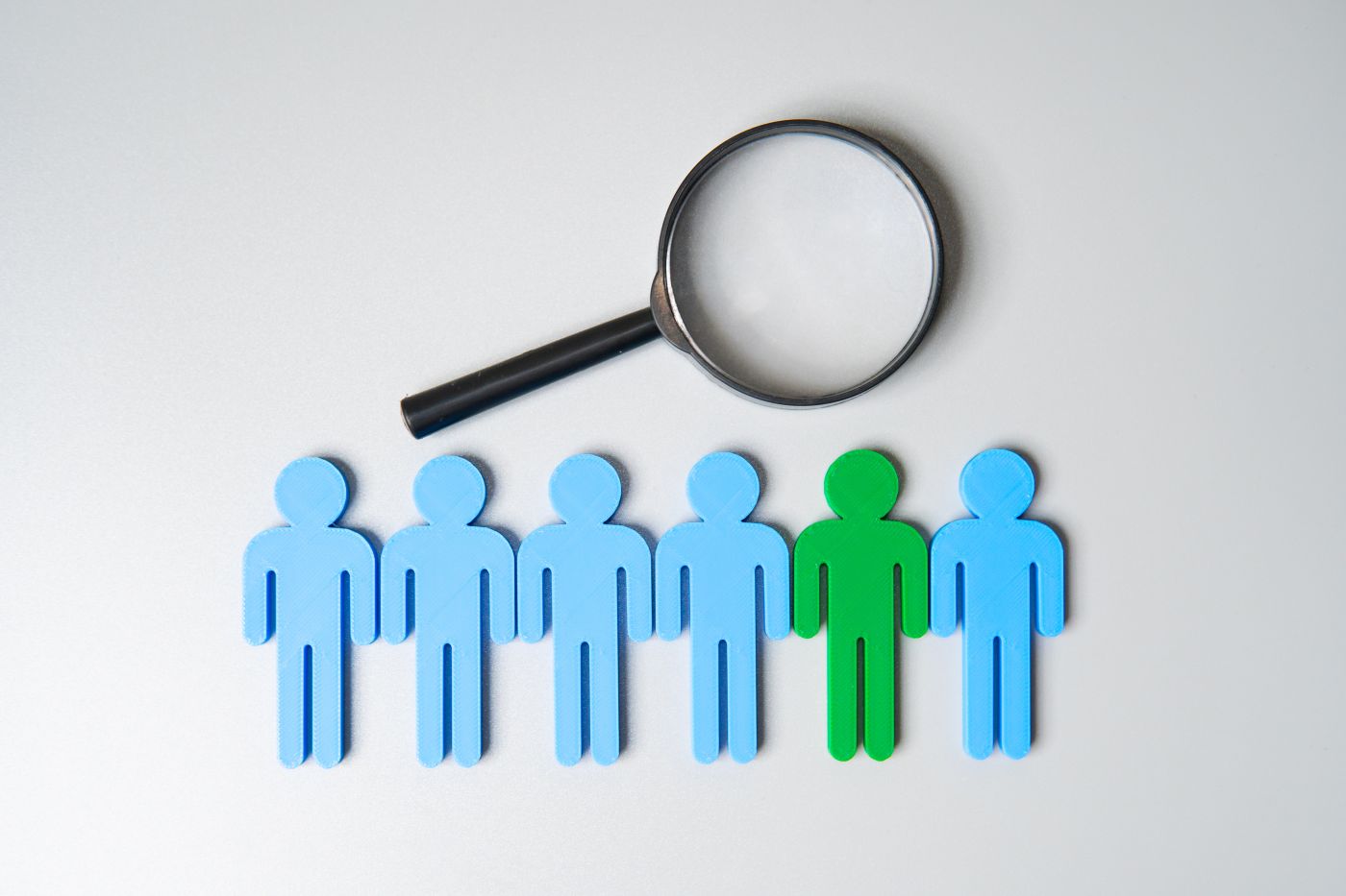 Magnifying Glass And Human Figure. Talent Acquisition, Target Customer Concept. - Auster Inteligência Contábil