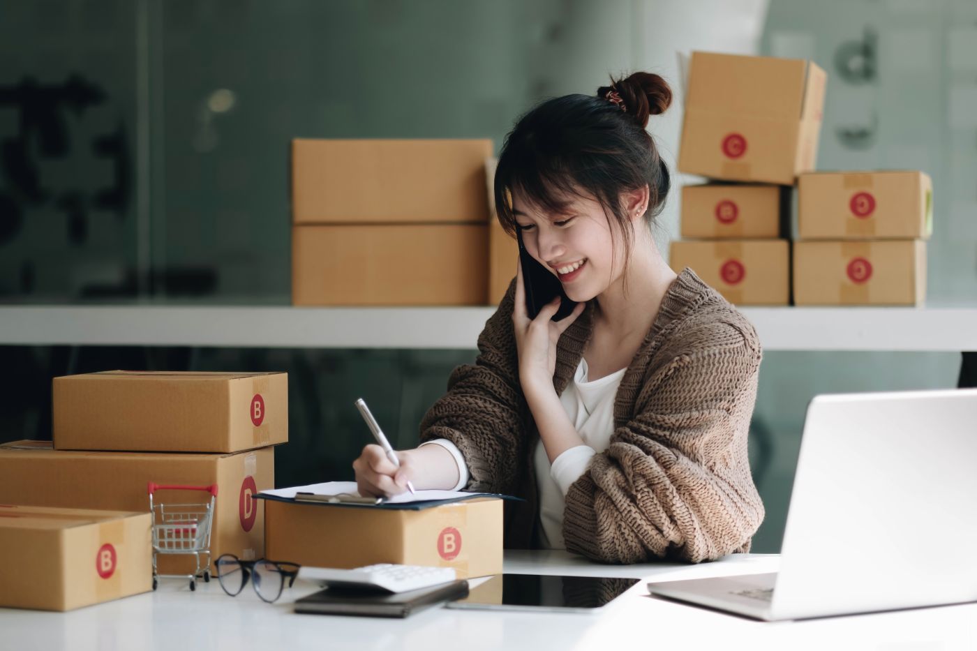 Startup Small Business Entrepreneur Sme Freelance Woman Work With Smart Phone, Young Asian Small Business Owner Use Computer, Online Market Packing Box Delivery, Sme E Commerce Telemarketing Concept - Auster Inteligência Contábil