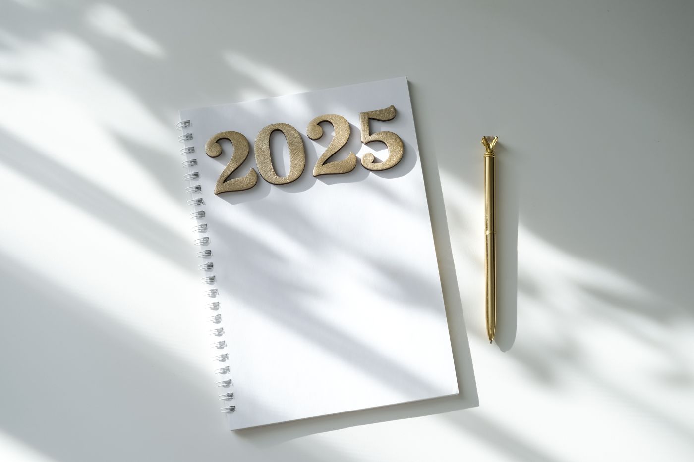 Blank Notepad Mockup And Golden Numbers 2025. Wish List And Goals For 2025 - Auster Inteligência Contábil