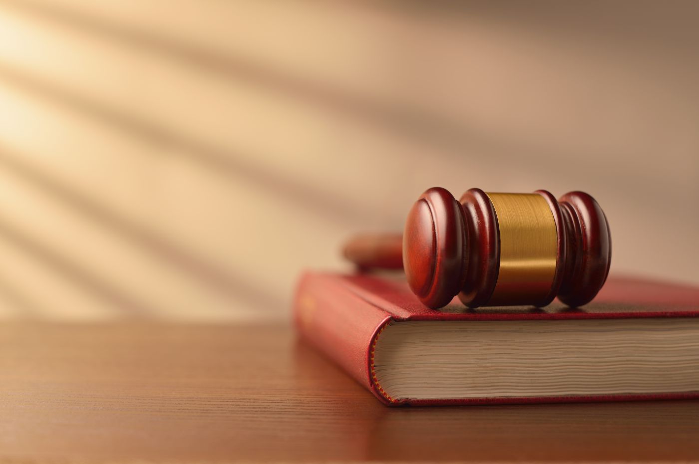 Law Book And Judges Gavel - Auster Inteligência Contábil