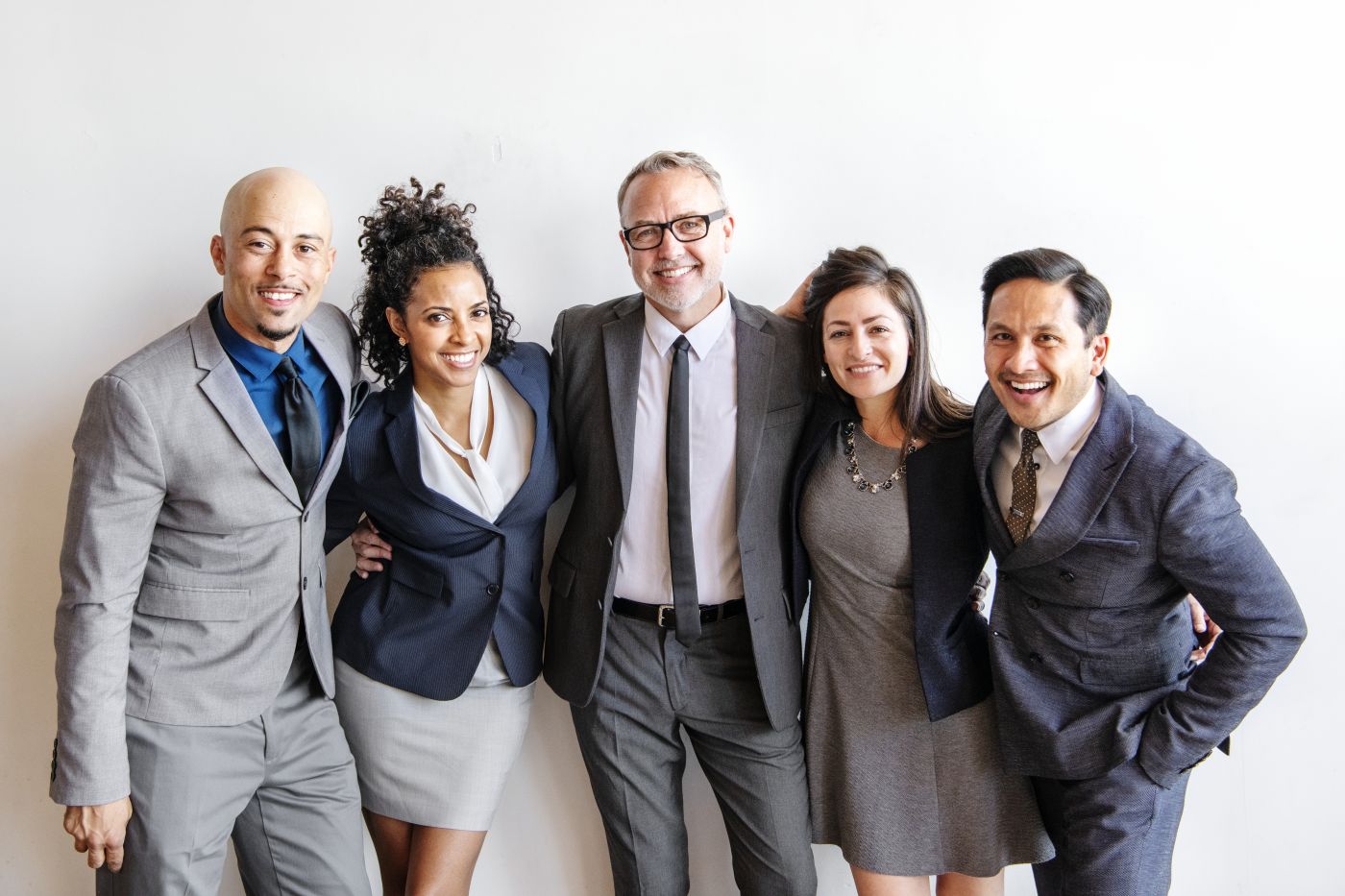 Business People Put Hands On Other Shoulders - Auster Inteligência Contábil