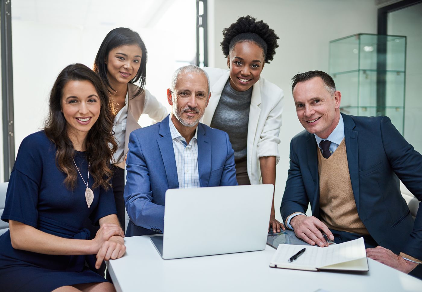 Portrait Of A Group Of Businesspeople Working Toge 2023 11 27 05 34 59 Utc - Auster Inteligência Contábil