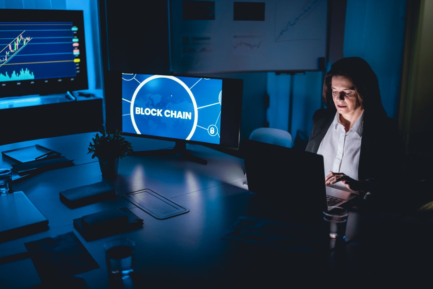 Business Trader Woman Working At Night Inside Fintech Company Office Doing Blockchain Research Focus On Face - Auster Inteligência Contábil