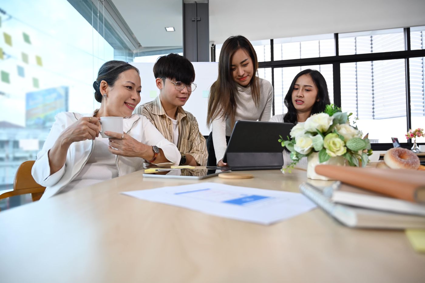 Equipe Deegocios Bem Sucedida Discutindo Estrategia De Marketing Em Reuniao Corporativo Min - Auster Inteligência Contábil