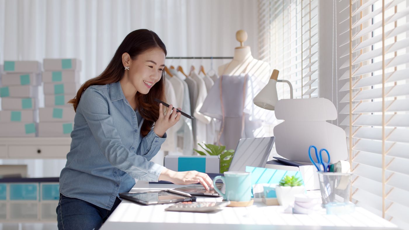 Jovem Vendedora Asiatica Feliz Trabalhando Em Laptop Celular Ocupado Ligando Para O Cliente - Auster Inteligência Contábil