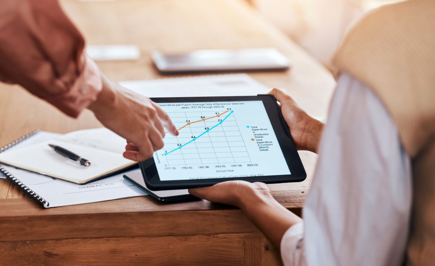 Business People, Hands And Tablet Pointing To Data, Graph Or Chart For Analytics Or Corporate Statistics At Office. Hand Of Marketing Team In Analysis Looking At Company Profit, Margin Or Increase - Auster Inteligência Contábil