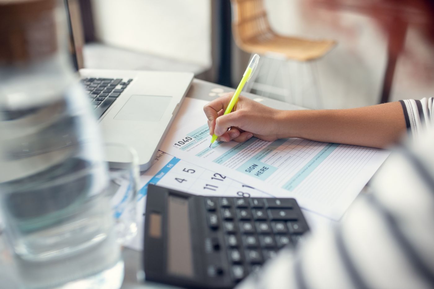 Closeup Do Empresario Analisando O Calendario E Preenchendo A Declaracao Fiscal Min - Auster Inteligência Contábil