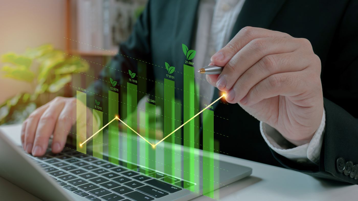 Businessman Use Laptop Analyzing Sustainability Company Growth With Digital Virtual Graphics, Financial Data For Long Term Investment. - Auster Inteligência Contábil