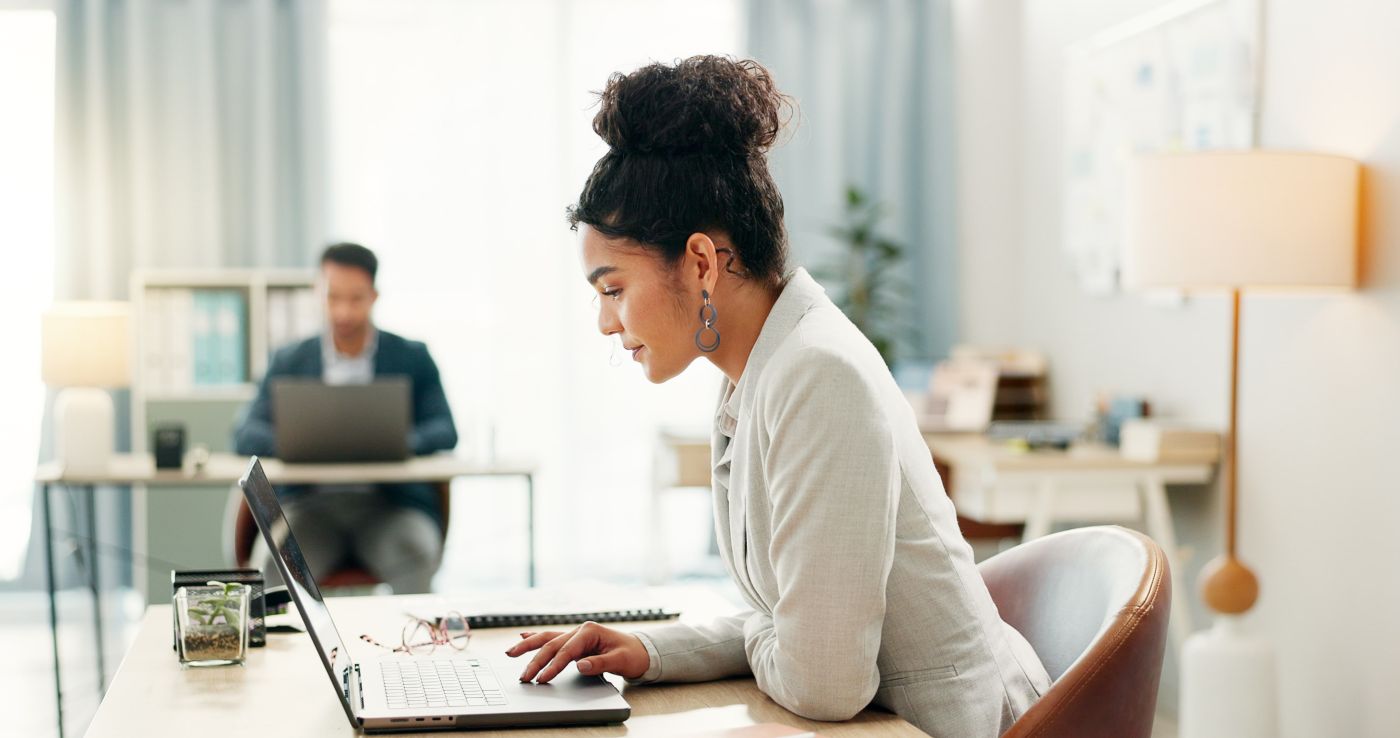 Mulher Com Mesa Laptop E Digitando Em Espaco De Coworking Pesquisa De Mercado E Agenda On Line No Consu Min - Auster Inteligência Contábil