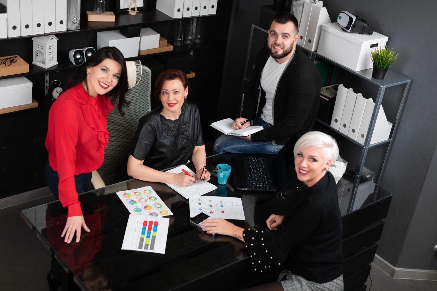 Portrait Of Smiling Employees In Workplace Min - Auster Inteligência Contábil