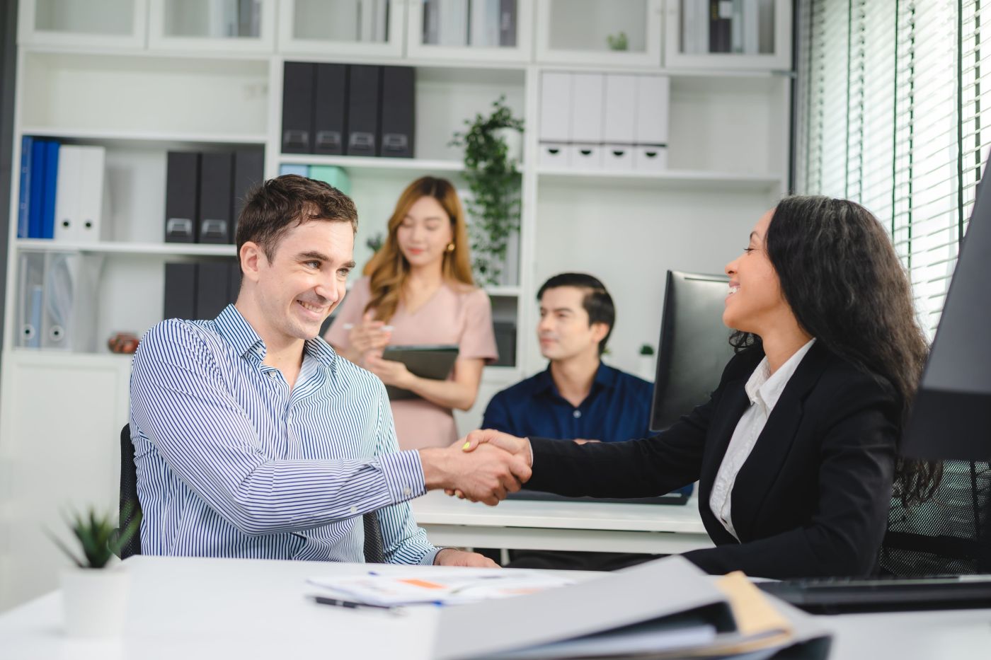 Reuniao De Equipe De Empreendedores De Negocios E Brainstorming Para Iniciar Uma Estrategia De Projeto Corporativo Min - Auster Inteligência Contábil