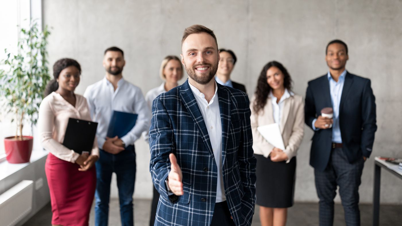 Smiling Businessman Stretching Hand For Handshake 2023 11 27 05 30 25 Utc Min - Auster Inteligência Contábil