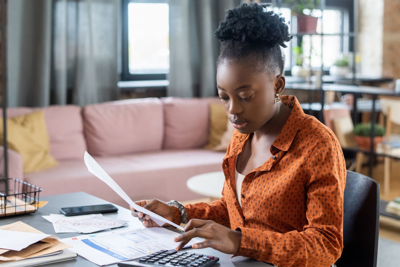 Blackwoman Calculating Tax Bill - Auster Inteligência Contábil