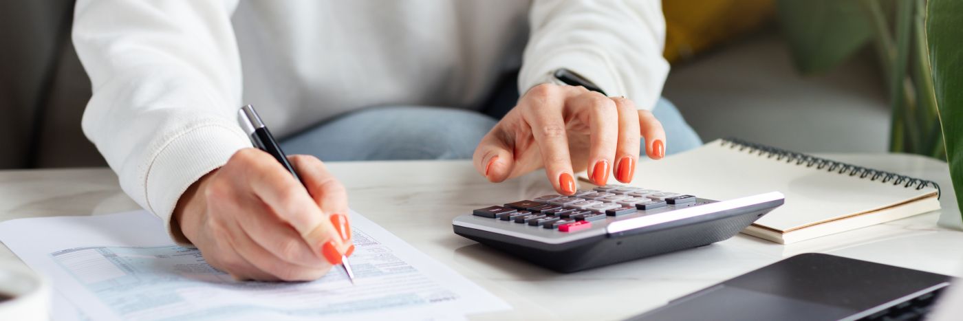 Business Woman Calculating Balance Prepare Tax Reduction Income, - Auster Inteligência Contábil