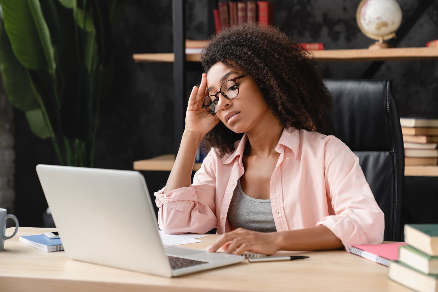 Freelancer Having Problems At Work, Suffering From Headache, Migraine At Workplace Office. - Auster Inteligência Contábil