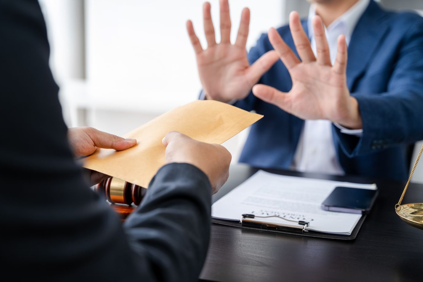 Male Businessman Offer Cost Of Hundred Dollars. Hands Close Up B - Auster Inteligência Contábil
