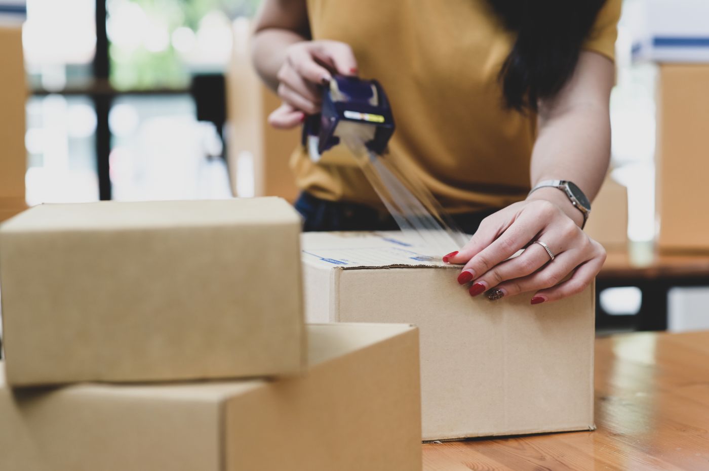 Parcel Delivery Workers Are Packing Boxes, Tansporting ,selling - Auster Inteligência Contábil