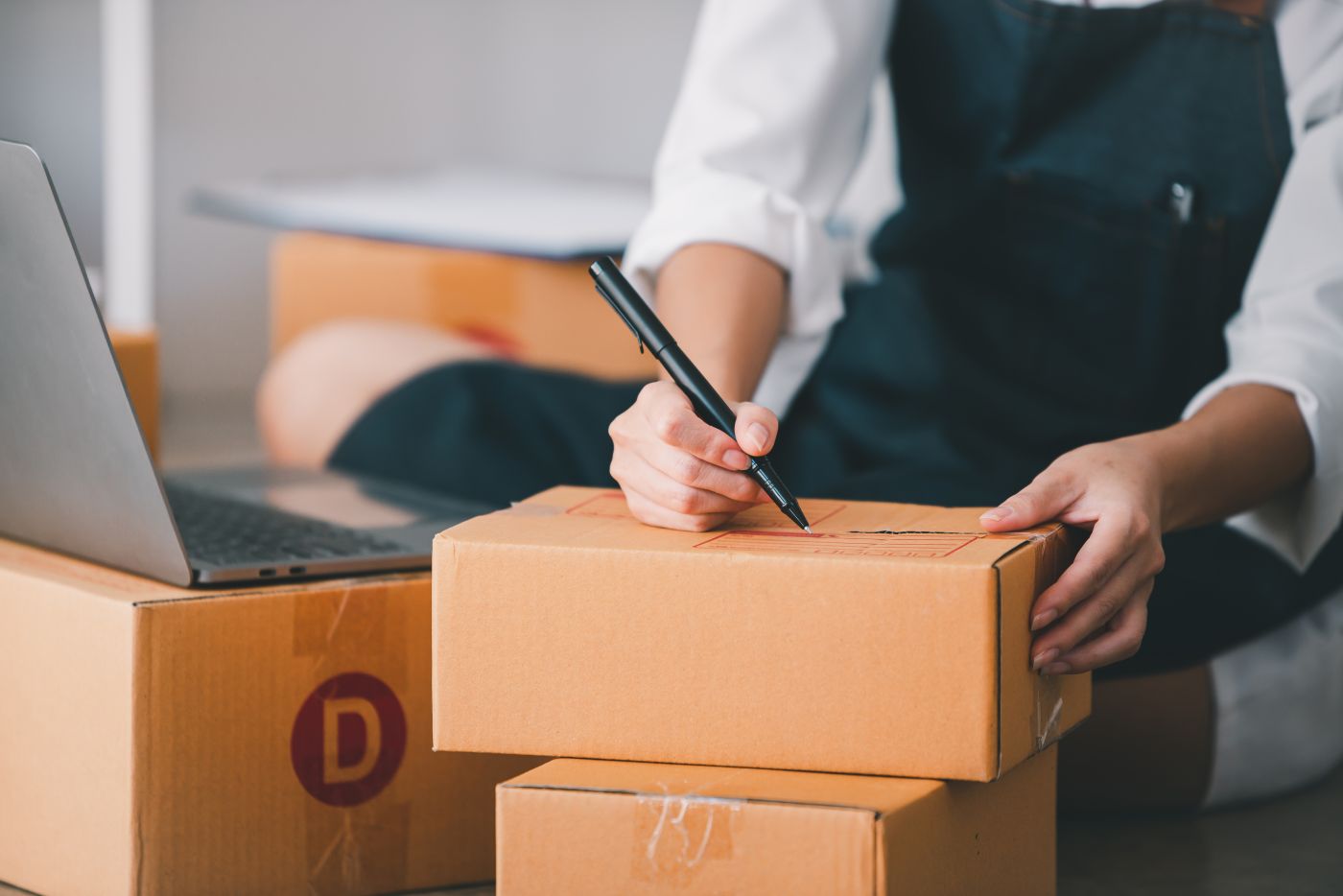 Small Start Up Business Owners Checking Parcels At Work, Freelan - Auster Inteligência Contábil