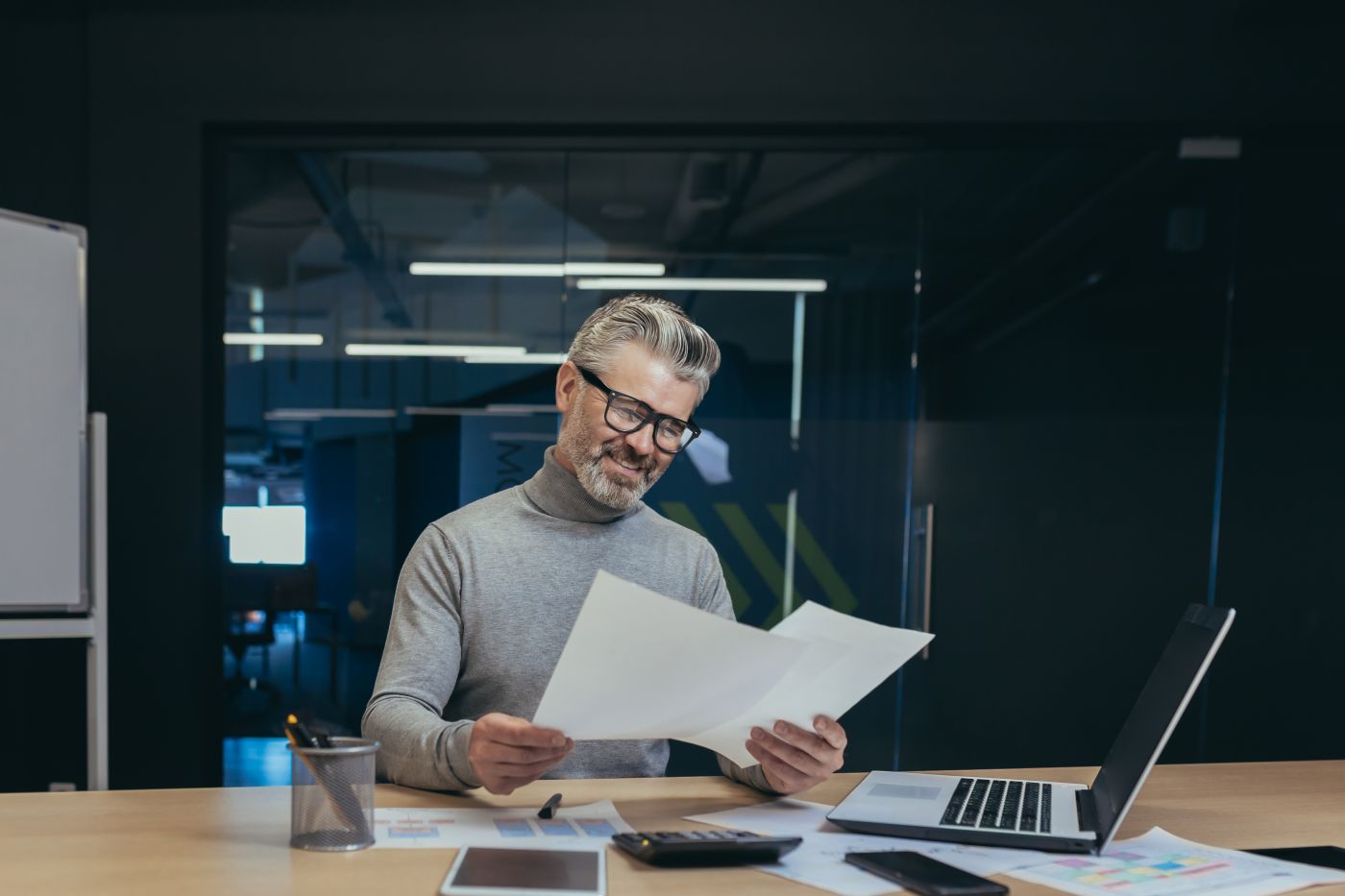 Happy And Smiling Mature Businessman Behind Paper Work, Gray Haired Boss Working - Auster Inteligência Contábil