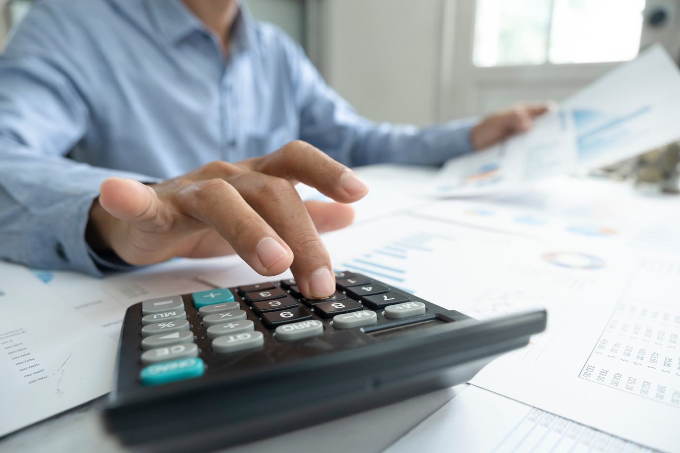 Accountant Or Banker Calculate The Cash Bill. - Auster Inteligência Contábil