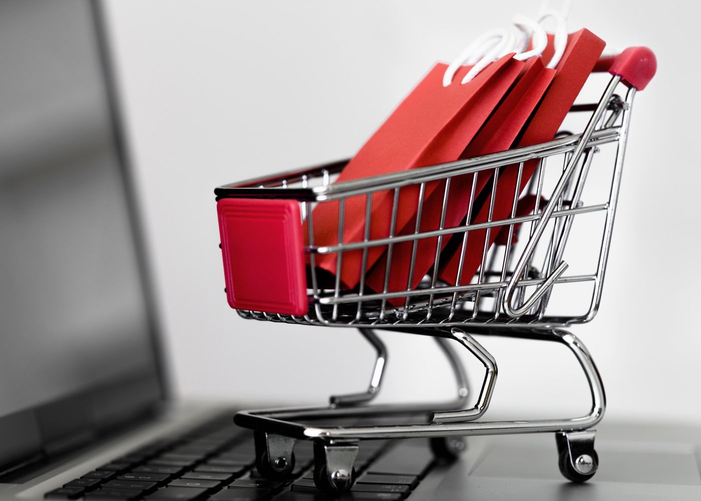 Front View Laptop With Shopping Cart Bags Cyber Monday - Auster Inteligência Contábil