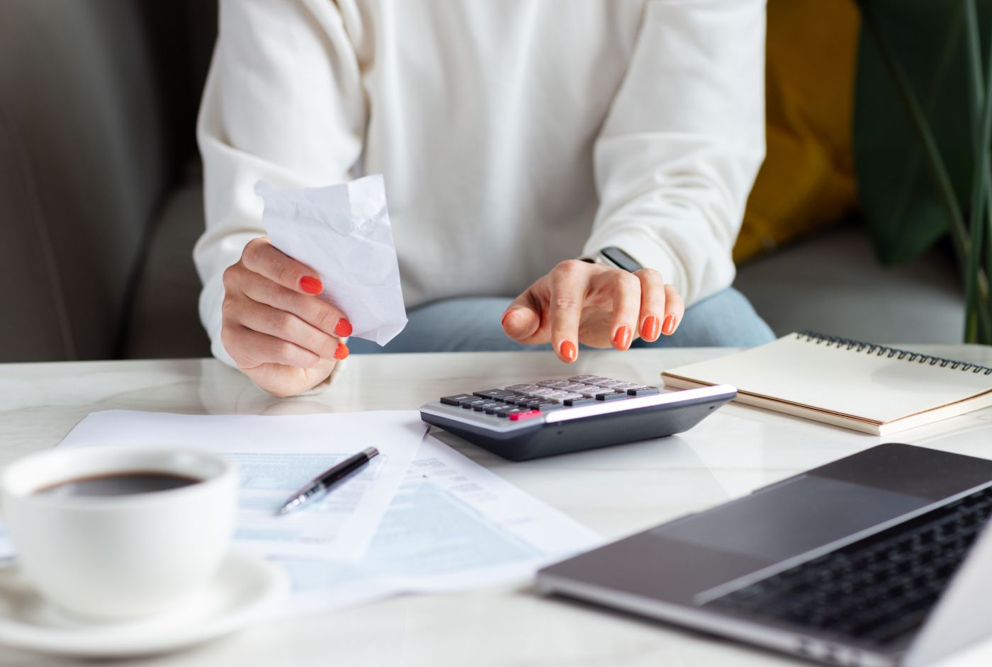 Business Woman Calculating Balance Prepare Tax Reduction Income, - Auster Inteligência Contábil