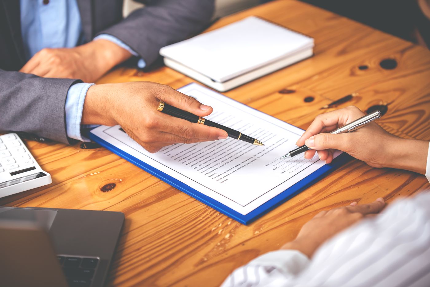 Business People Negotiating Contracts With The Documents On The - Auster Inteligência Contábil