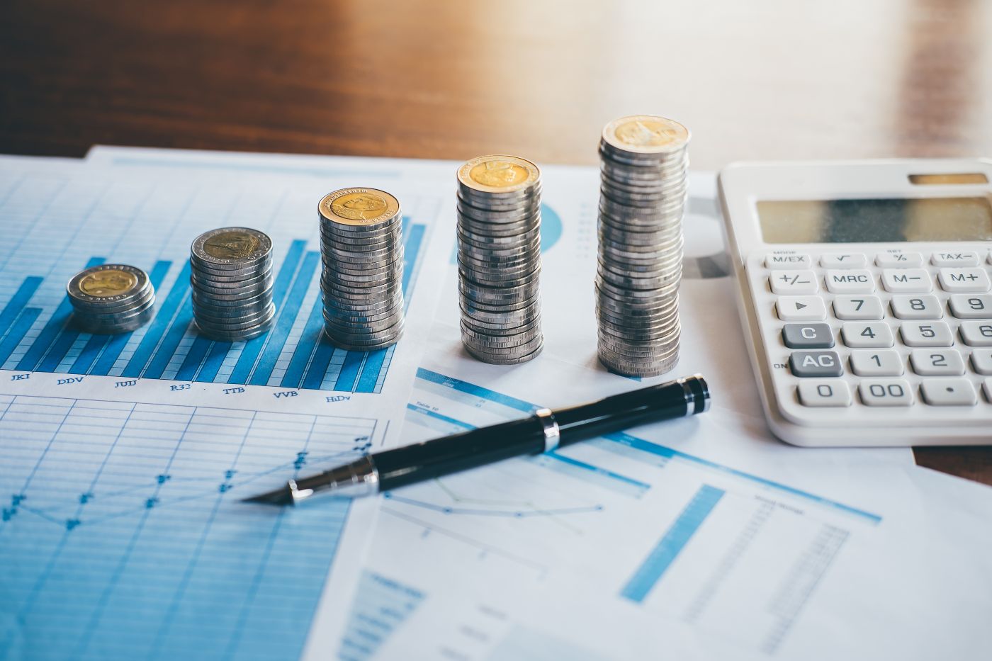 Business Finance With Report Document, Stacking Coins For Step U - Auster Inteligência Contábil