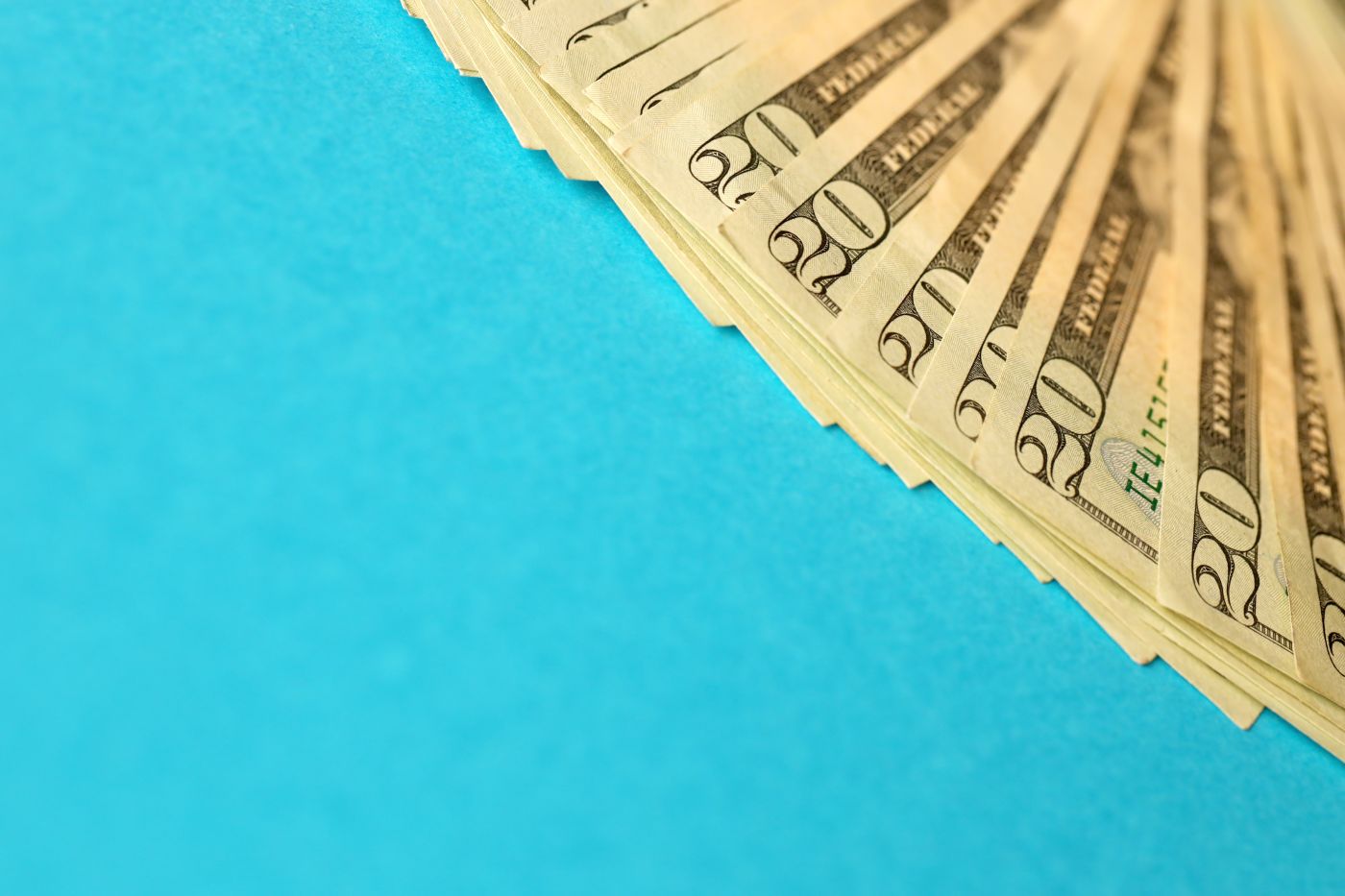 Big Amount Of Old Twenty Dollar Bills On Blue Background. Money Earnings, Payday Or Tax Paying Period - Auster Inteligência Contábil