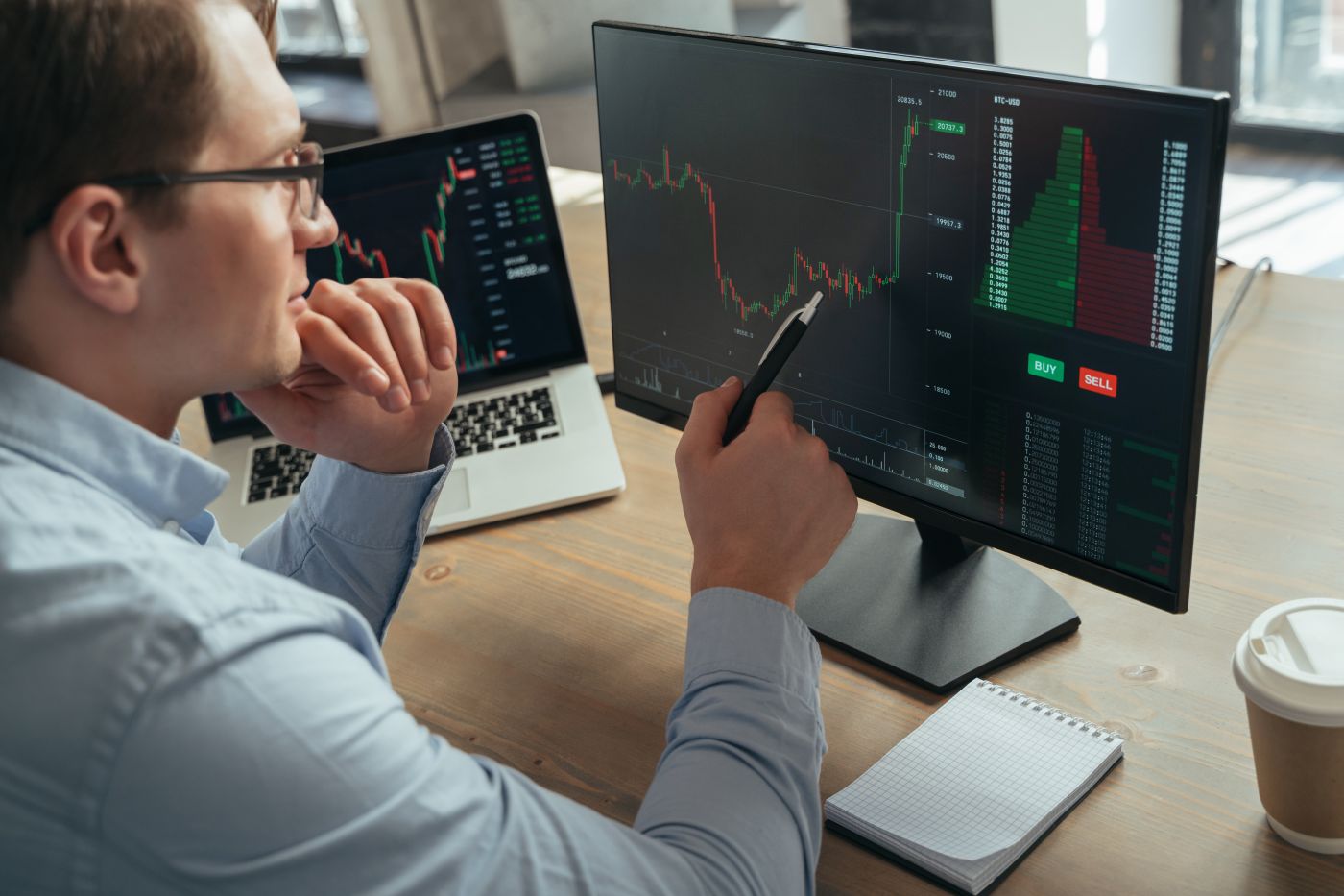 Concentrated Man Trader Pointing Pen At Pc Monitor With Diagram Of Stock Crypto Currency Market - Auster Inteligência Contábil