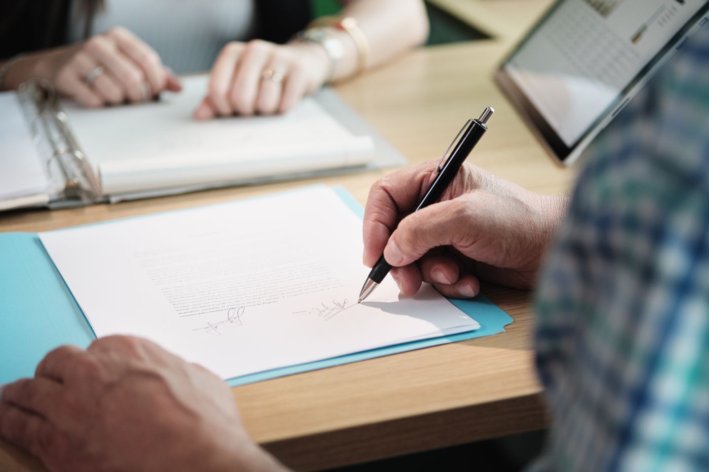 Manager Working As Banking Broker With Old Man Signing Contract - Auster Inteligência Contábil