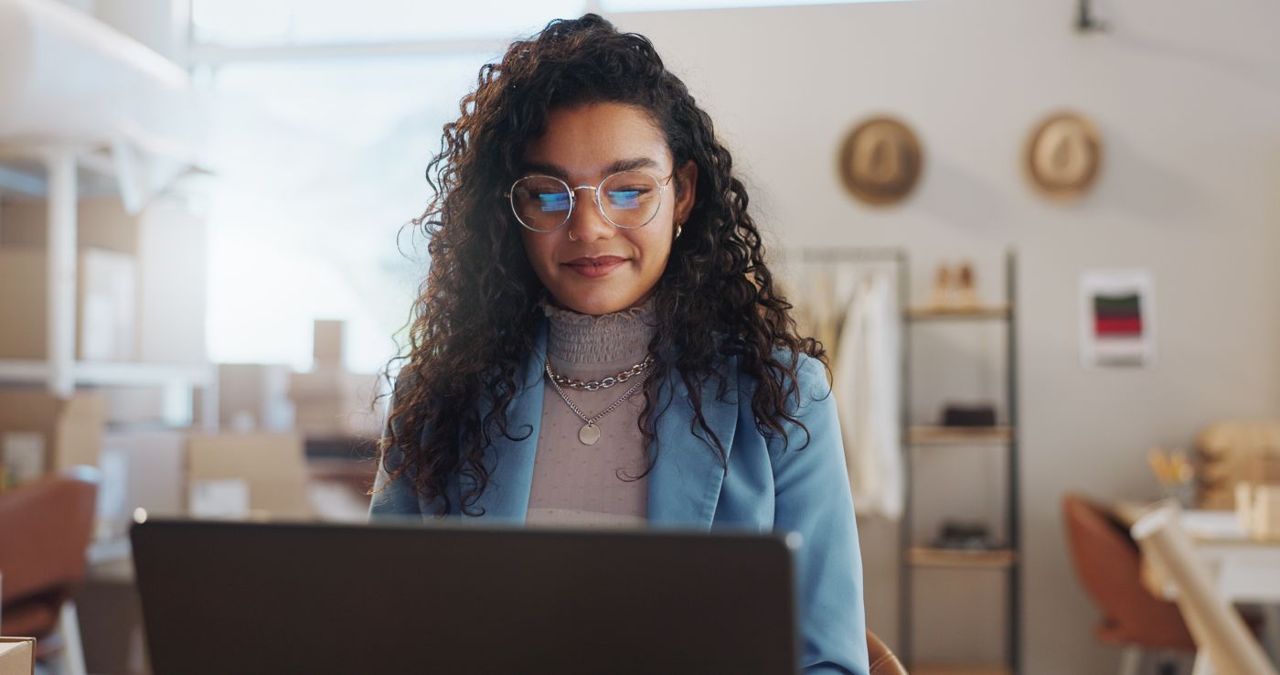 Woman Fashion Designer And Laptop In Small Busine 2023 11 27 04 55 06 Utc - Auster Inteligência Contábil