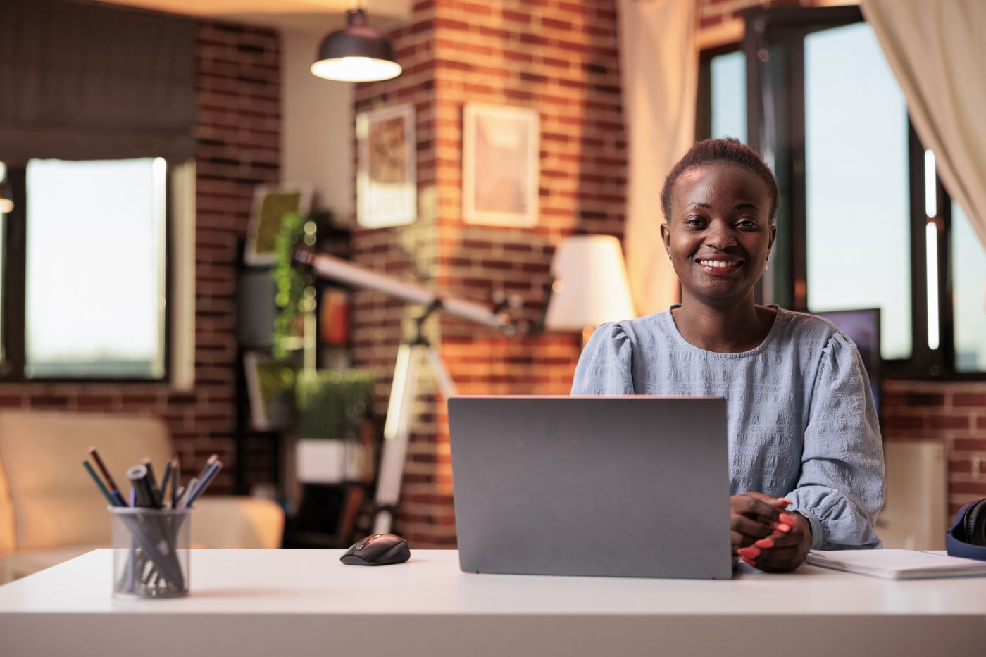Female Smiling Freelancer Working On Laptop In Home Office - Auster Inteligência Contábil