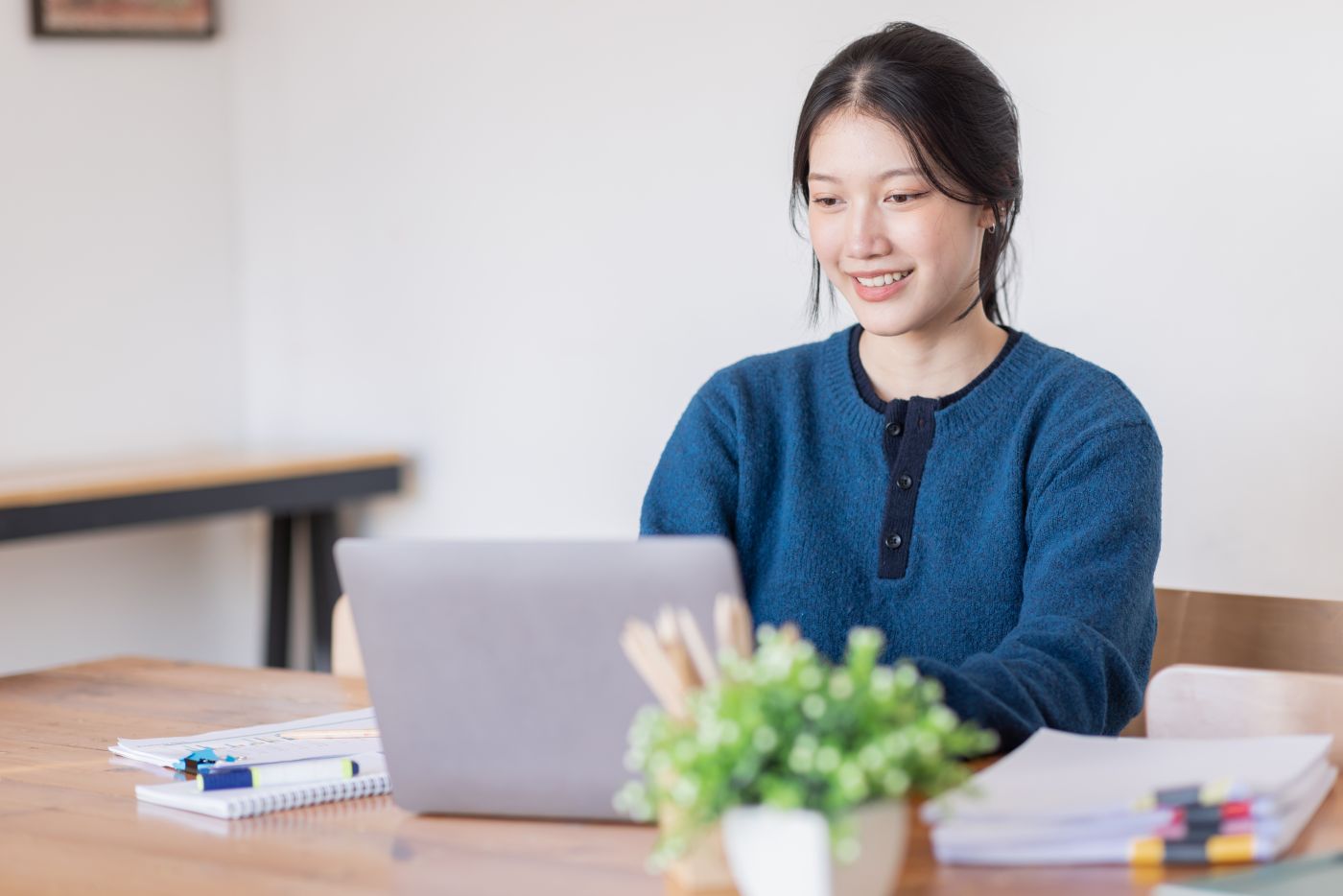 Business Asian Woman Using Laptop Computer And Wor 2023 11 27 05 32 30 Utc - Auster Inteligência Contábil