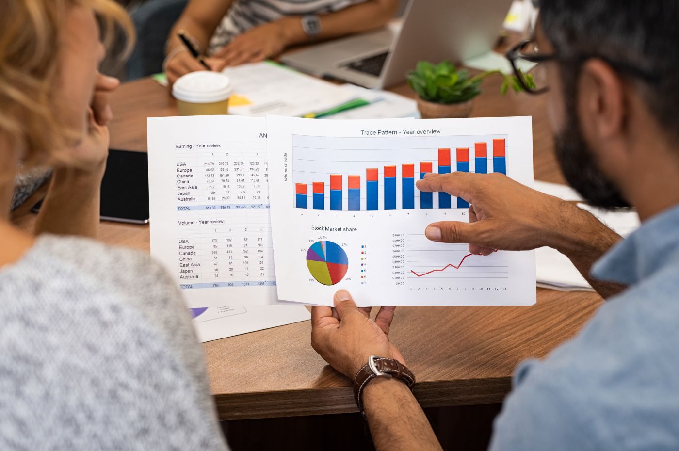 Business People Analyzing Graphs - Auster Inteligência Contábil