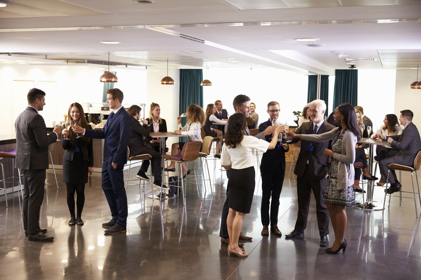Delegates Networking At Conference Drinks Reception - Auster Inteligência Contábil