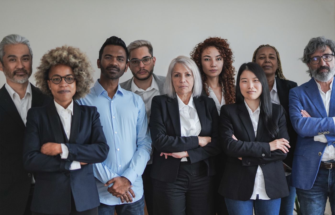 Group Of Multi Generational Business People Looking Serious On C - Auster Inteligência Contábil