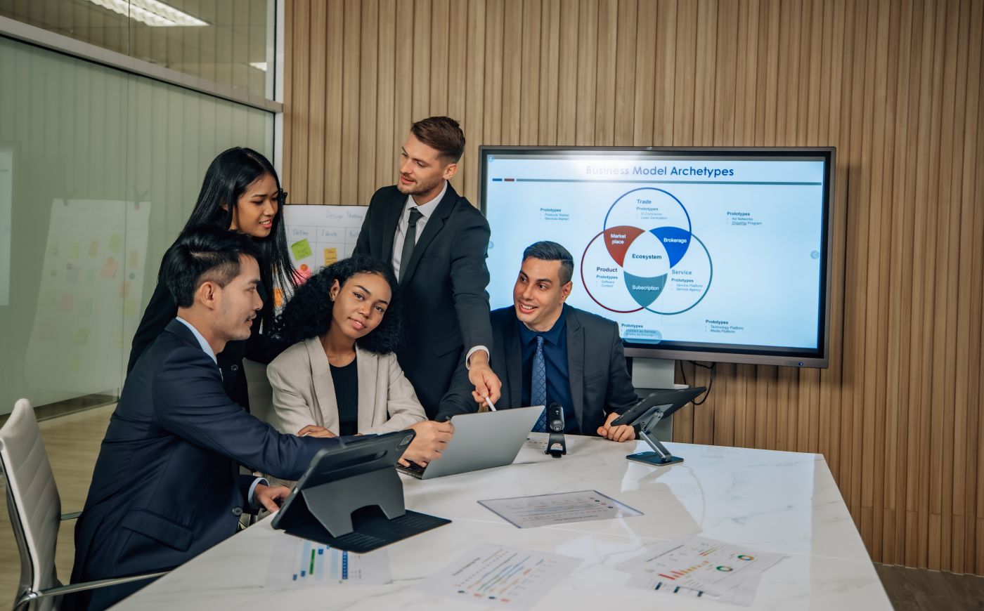 Diverse Team Innovates For Sales Kpis Via Collaborative Brainsto - Auster Inteligência Contábil